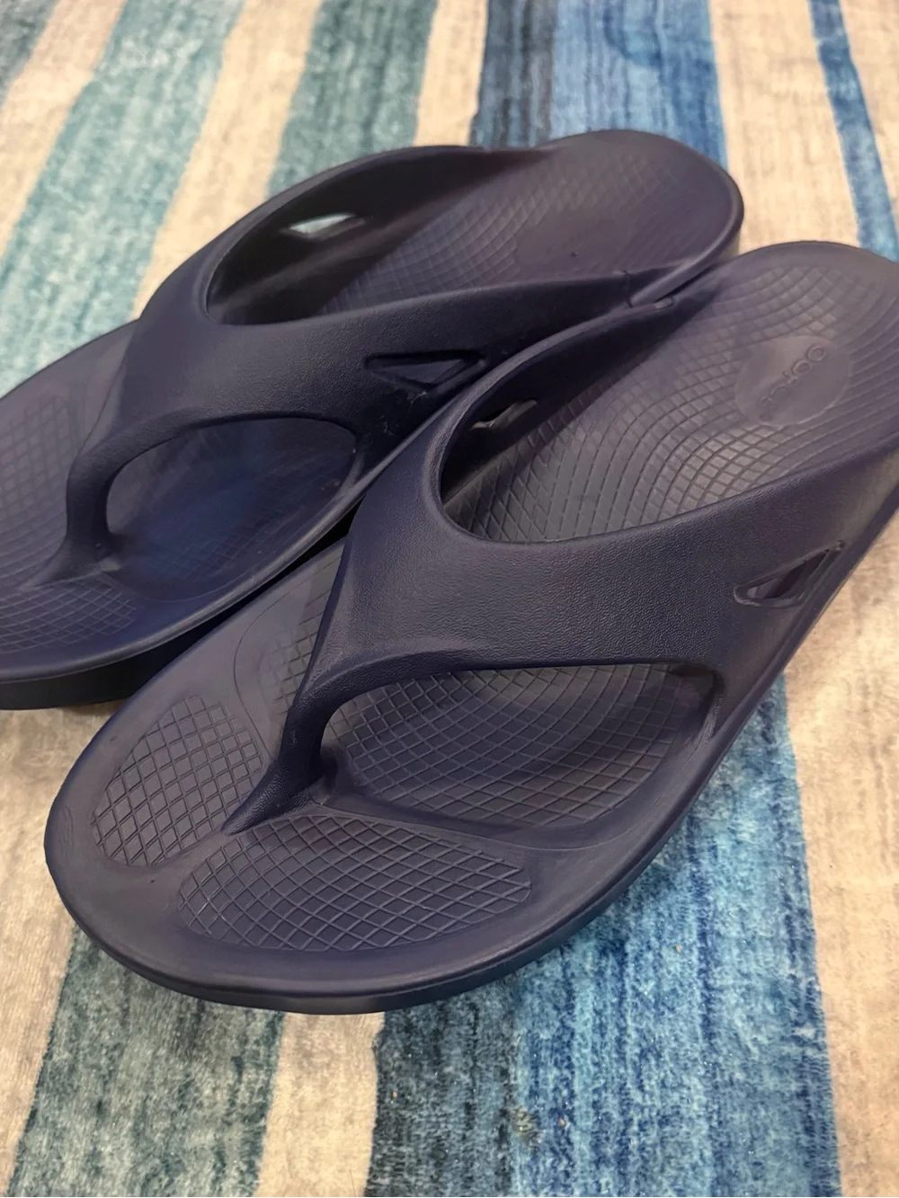 OOFOS Men's Dark Navy Blue Recovery Flip-Flops
